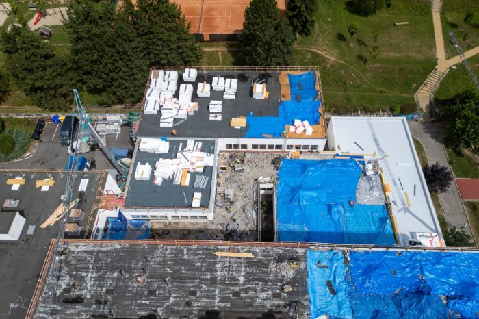 Ilustračný obrázok k článku Práce v srdci Slovenska pokročili: V meste vyrastá NAJVÄČŠIA zelená strecha, FOTO