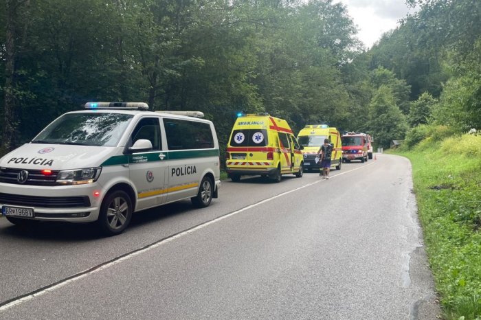 Ilustračný obrázok k článku Auto skončilo po HROZIVEJ nehode v priekope: Na mieste sa ZRANILI traja ľudia, FOTO