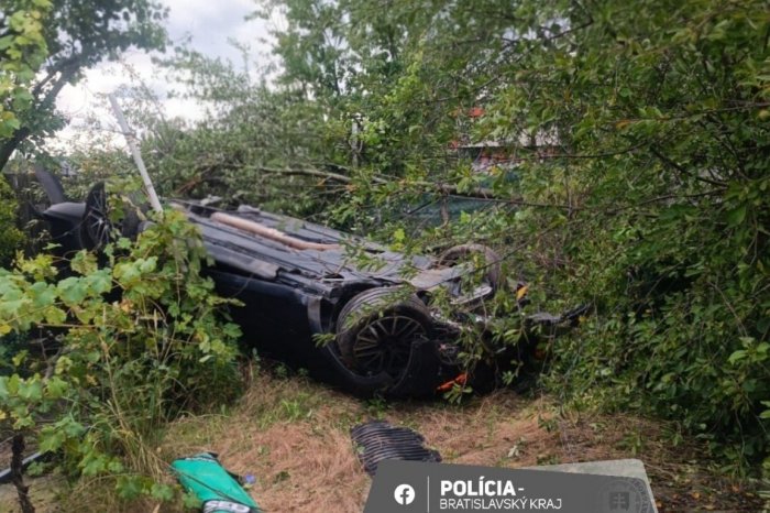 Ilustračný obrázok k článku Vodič na luxusnom aute šoféroval AGRESÍVNE: Po riskantnej jazde skončil v ZÁHRADE