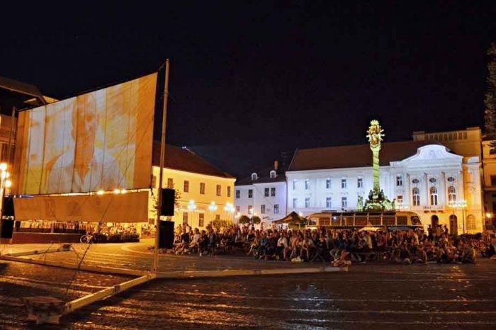 Ilustračný obrázok k článku Užite si FILMY pod holým nebom: Na Trojičné námestie sa vracia KINEMATOGRAF