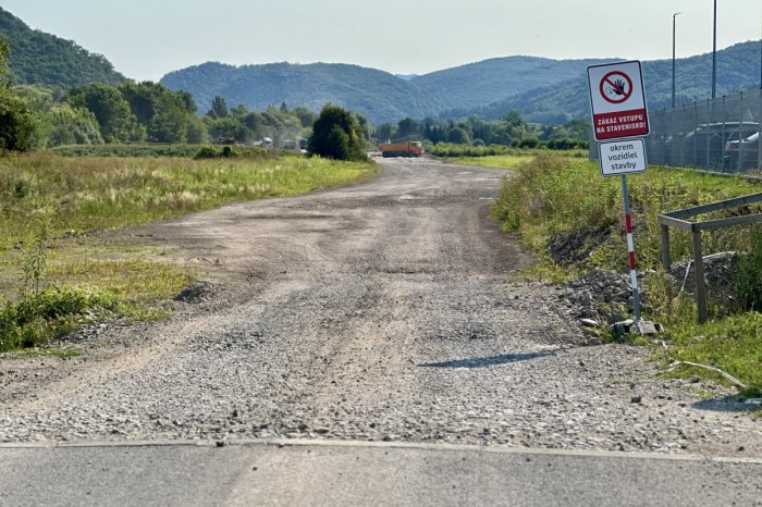 Ilustračný obrázok k článku Chodci aj cyklisti sú NEPOUČITEĽNÍ: Nerešpektujú ZÁKAZ vstupu na stavenisko, VARUJE mesto