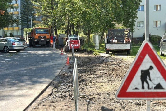 Ilustračný obrázok k článku VYNOVENÝ chodník na Uhlisku bude BEZBARIÉROVÝ: Pribudnúť majú aj PARKOVACIE miesta, FOTO