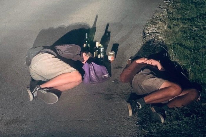 Ilustračný obrázok k článku KURIÓZNY prípad: V Nitre LEŽALI na ceste opití muži! Takmer ich ZRAZILO auto