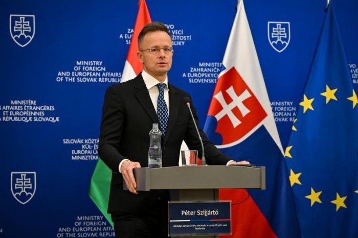 Ilustračný obrázok k článku Szijjártó obvinil EÚ z údajného pokusu o zvrhnutie vlád Maďarska, Slovenska a Srbska