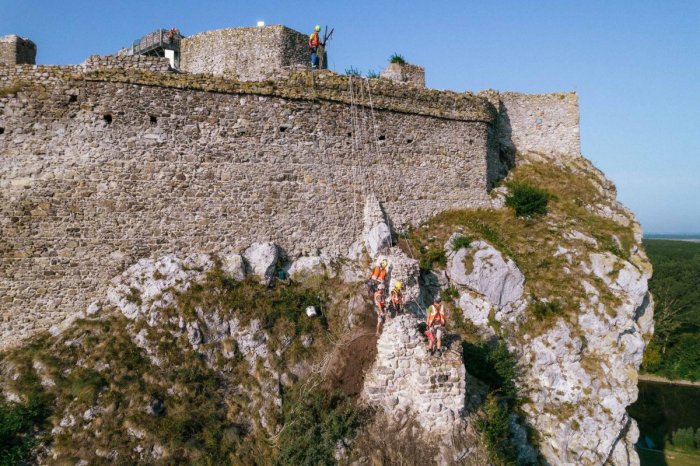 Ilustračný obrázok k článku Devínske bralo bude BEZPEČNEJŠIE: Pomôže NOVÁ dynamická bariéra! Práce už odštartovali