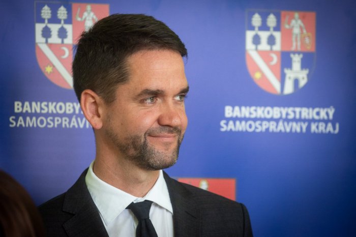 Ilustračný obrázok k článku Lunter si chce 17. november UCTIŤ dôstojne: Všetkým zamestnancom Úradu BBSK udelil VOĽNO