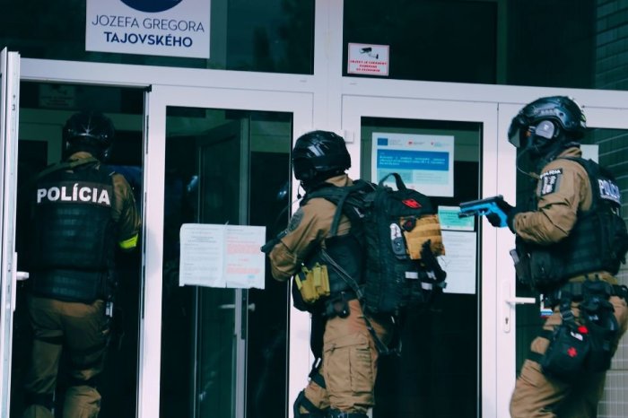 Ilustračný obrázok k článku DRAMATICKÉ momenty na základnej škole: Zasahovali KUKLÁČI aj ZÁCHRANÁRI, išlo o cvičenie, FOTO