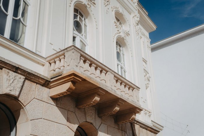 Ilustračný obrázok k článku Podarilo sa! Obnovili balkón DJP v Trnave, z ktorého odpadla časť muriva