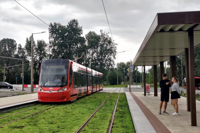 Ilustračný obrázok k článku Dočkáme sa lávok a prístreškov pri petržalskej električke? Mesto vysvetľuje, ako to je