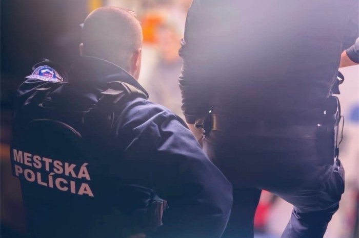 Ilustračný obrázok k článku Zúfalý mladík chcel v Nitre VYSKOČIŤ z okna: Zachránil ho kamarát!