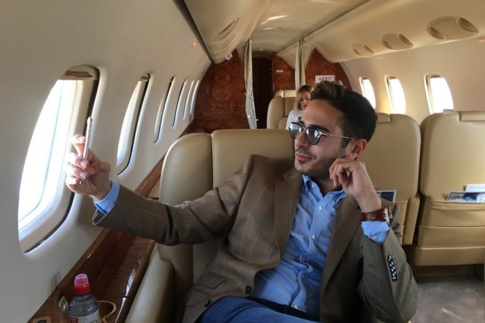 Ilustračný obrázok k článku Zadržali podvodníka z Tinderu! Šimon mal ženám nasľubovať luxus, pripravil ich o MILIÓNY