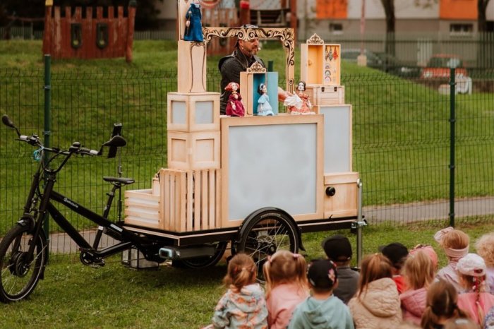 Ilustračný obrázok k článku Trnavu zabaví zážitkový kuriér Triskáč: Medzi paneláky prinesie divadlo! PROGRAM