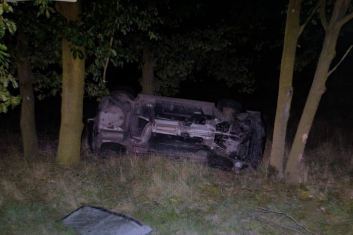 Ilustračný obrázok k článku DESIVÉ následky nočnej nehody: Auto sa PREVRÁTILO, vodič na mieste ZOMREL, FOTO