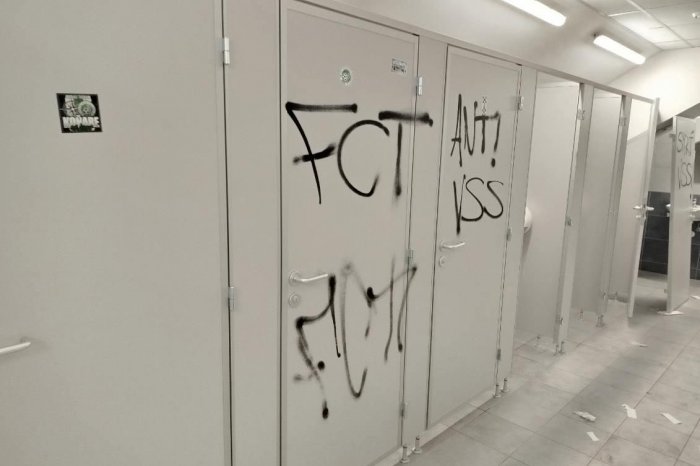 Ilustračný obrázok k článku PREHNALI to! Niektorí prešovskí fanúšikovia nechali na košickom štadióne škaredé odkazy