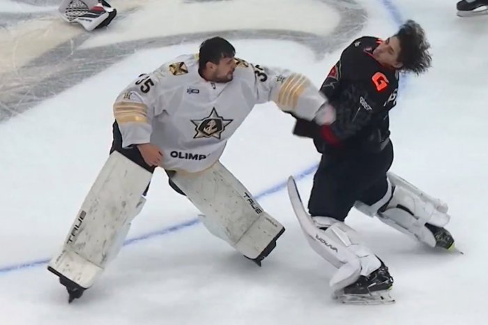 Ilustračný obrázok k článku Toto sa len tak nevidí: Slovenský brankár sa v KHL POBIL so súperovým gólmanom!