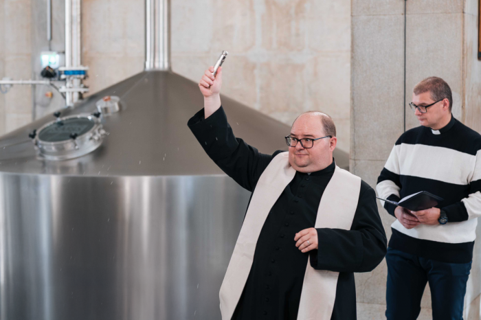 Ilustračný obrázok k článku Veľká slávnosť v Pivovare Šariš: Boli sme pri tom, keď POŽEHNALI vynovenú varňu, FOTO