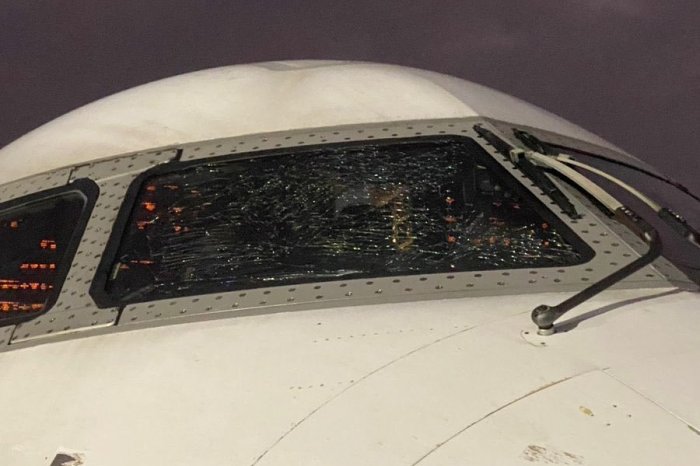 Ilustračný obrázok k článku Lietadlo s futbalovou reprezentáciou muselo NÚDZOVO pristáť! PRASKLO mu čelné sklo