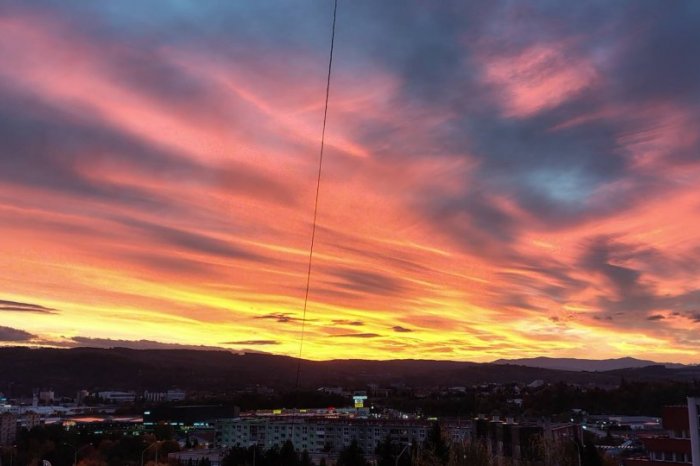 Ilustračný obrázok k článku Nádherný zápas Slnka očaril Prešovčanov: Stihli ste tiež zachytiť MAGICKÚ oblohu?