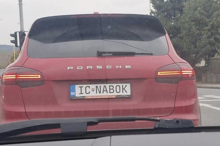 Ilustračný obrázok k článku Značkou na aute všetko TREFNE vystihol: Vodič na cestách v okolí Prešova pobavil ostatných