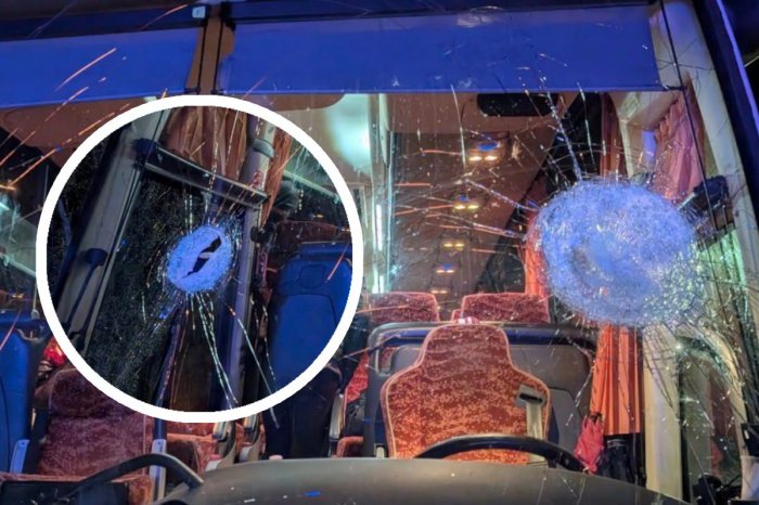Ilustračný obrázok k článku TRAGÉDIA po zápase: ÚTOK na autobus s fanúšikmi! Letiaca tehla ZABILA vodiča