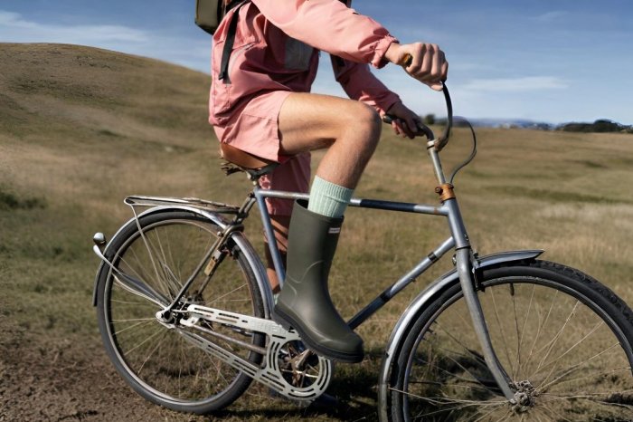 Ilustračný obrázok k článku Praktické a štýlové – pozrite sa, ako nosiť pánske gumáky!