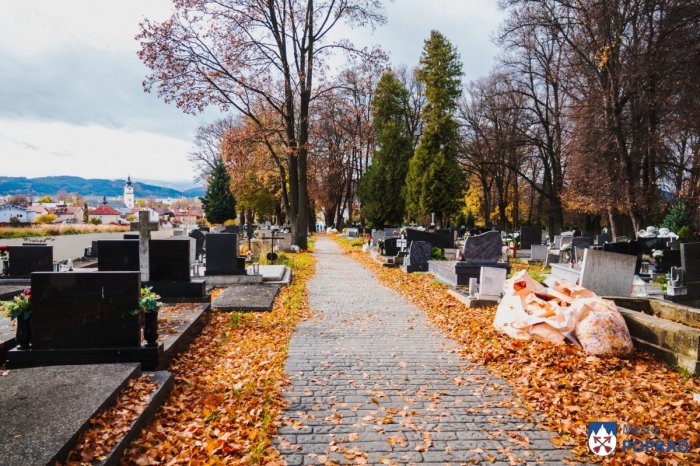 Ilustračný obrázok k článku Prípravy pred Dušičkami v Poprade: Cintoríny sú na sviatky pripravené, posilnia spoje MHD