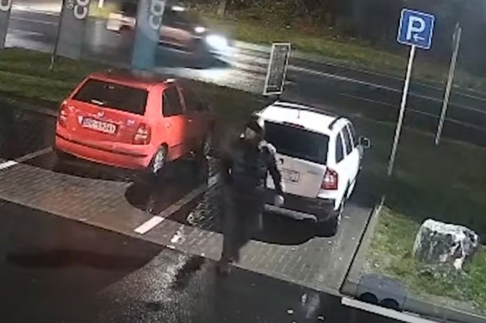 Ilustračný obrázok k článku ŠOKUJÚCE vyčíňanie muža: Vypil UKRADNUTÝ alkohol a NOŽOM poškodil 13 áut! VIDEO