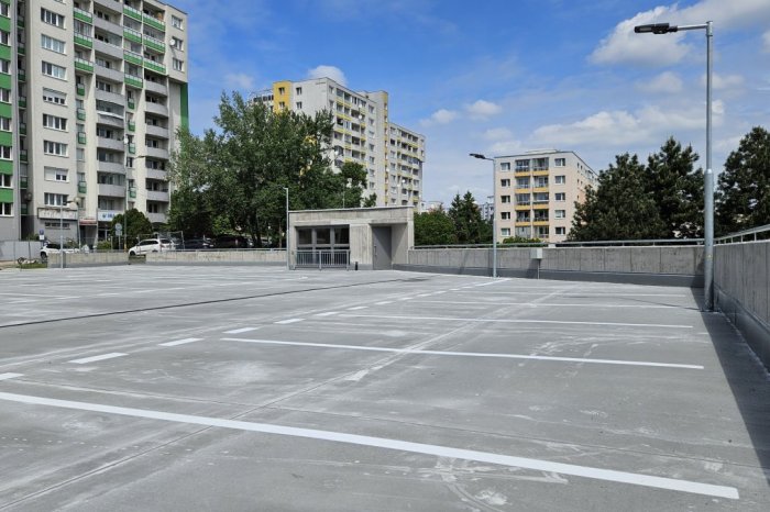 Ilustračný obrázok k článku Vodiči sa dočkali: V Karlovej Vsi otvorili parkovací dom postavený v réžii samosprávy