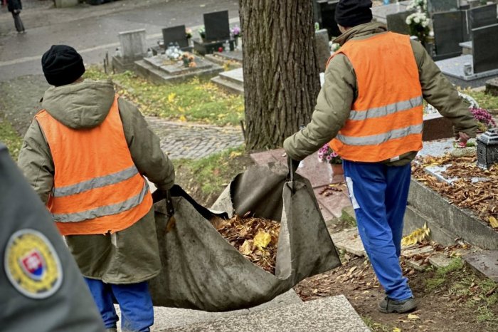 Ilustračný obrázok k článku Prekáža vám opadané lístie na CINTORÍNOCH? Pracovníci prosia o pochopenie, k JESENI patrí