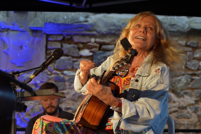 Ilustračný obrázok k článku STRACH o Lenku Filipovú: ZRUŠILA koncerty! Speváčku brala SANITKA