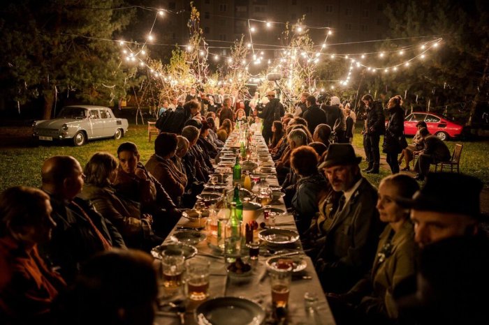 Ilustračný obrázok k článku Na sídlisku v Snine natáčali pravú rusínsku svadbu do filmu Potopa: Ten zabojuje o cenu