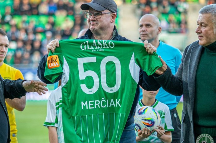 Ilustračný obrázok k článku Veľká pocta pre najlepšieho komentátora: Merčiakovi na štadióne gratulovali k 50-tke