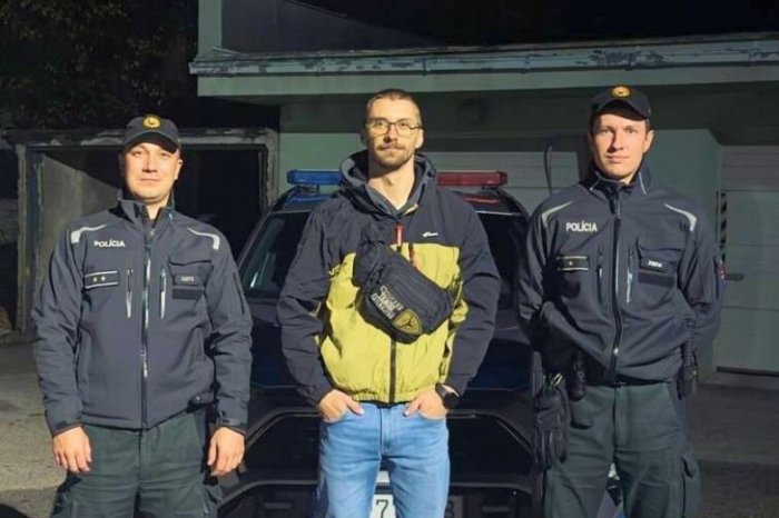 Ilustračný obrázok k článku OBETAVÝ čin policajta mimo služby: Prichýlil ženu so synom, ktorí sa BÁLI o život