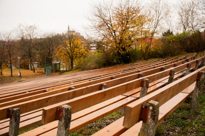 Ilustračný obrázok k článku Nitriansky amfiteáter sa prebúdza: Vynovili lavičky a prezradili ĎALŠIE plány