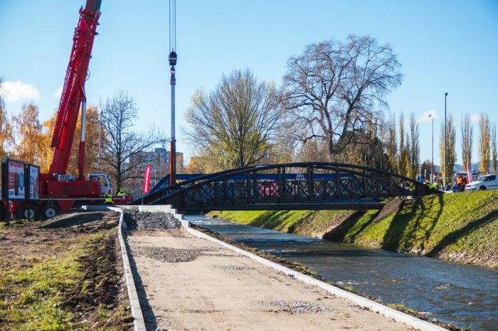 Ilustračný obrázok k článku Na mieste hneď vidno zmenu: V Poprade osadili nové lávky nad budúcou cyklistickou trasou