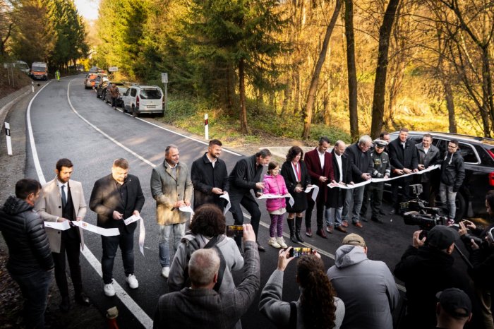 Ilustračný obrázok k článku Na Šariši sa strihala páska: Po novom budú vodiči jazdiť na koberci, vynovili tam cestu