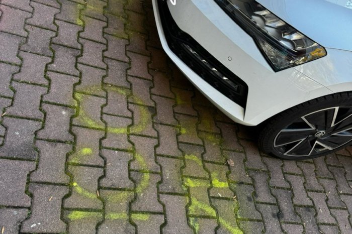 Ilustračný obrázok k článku Neželaný hosť?! V Poprade vítal premiéra na chodníku pred školou nápis "Fico je zradca"