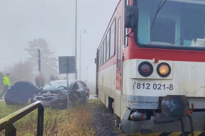 Ilustračný obrázok k článku Dopravu OCHROMILA kolízia na priecestí: Polícia prehovorila o ZRÁŽKE vlaku s autom, FOTO