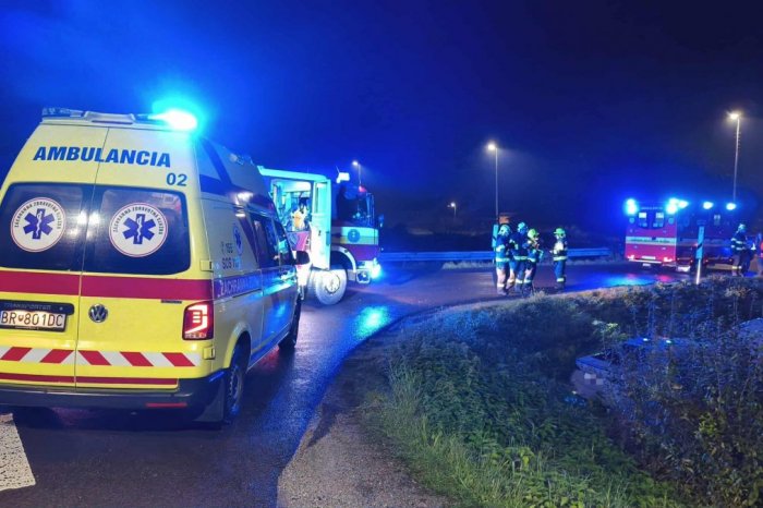 Ilustračný obrázok k článku HROZIVÝ náraz: Auto skončilo MIMO cesty, ZRANENÝCH ošetrovali priamo na mieste, FOTO