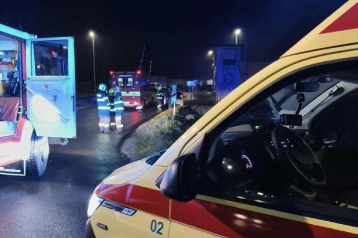 Ilustračný obrázok k článku Mohlo sa to skončiť tragédiou: Mladík narazil do oplotenia doma, zranili sa PIATI tínedžeri