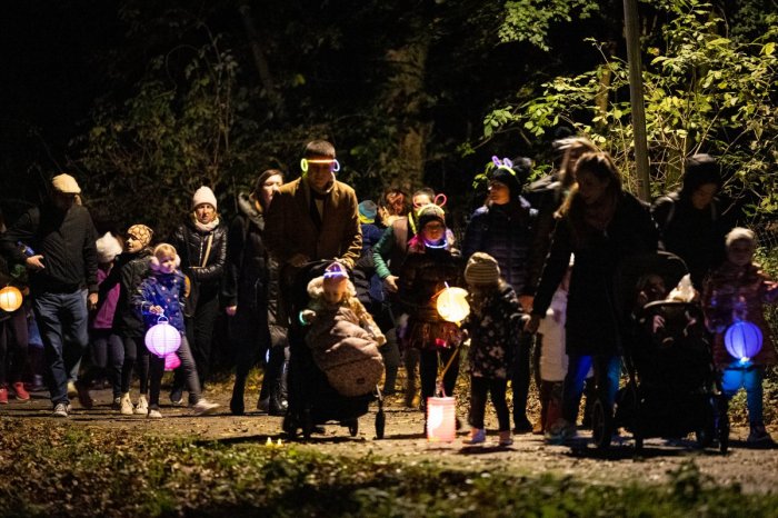 Ilustračný obrázok k článku Večerná ATRAKCIA v srdci Slovenska: LAMPIÓNOVÝ sprievod oživí aj OHŇOVÝ muž