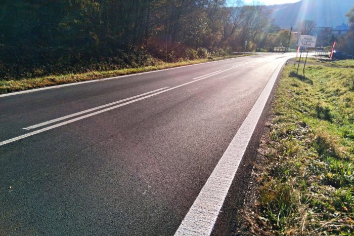 Ilustračný obrázok k článku Cesta pri obci Havaj vyzerá na nepoznanie: Na celkovú obnovu vozovky vrazili MILIÓNY eur