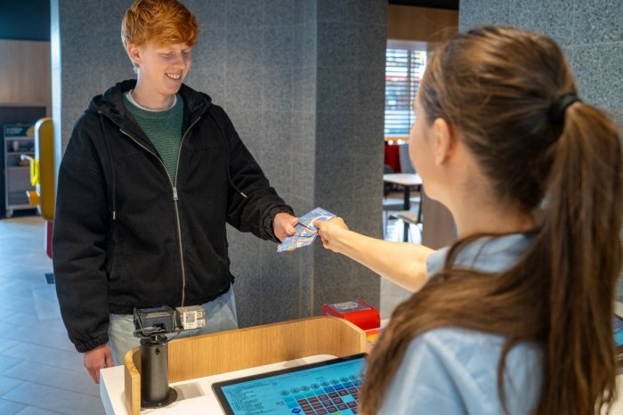 Ilustračný obrázok k článku Aj maličkosť pomáha. Kúpte si náplasť v McDonald's a podporte rodiny vážne chorých detí