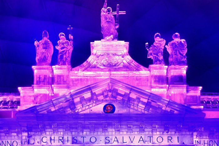 Ilustračný obrázok k článku Tatranský ľadový dóm už OTVORILI: Dáva poctu pápežom Františkovi a Levovi XIV.