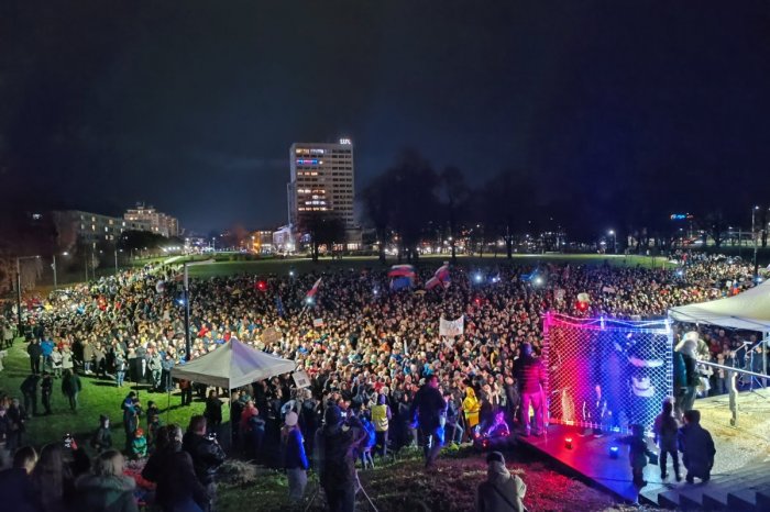 Ilustračný obrázok k článku Je tu nová forma PROTESTU! Organizátori VYZVALI ľudí, aby kreslili ČERVENÉ čiary