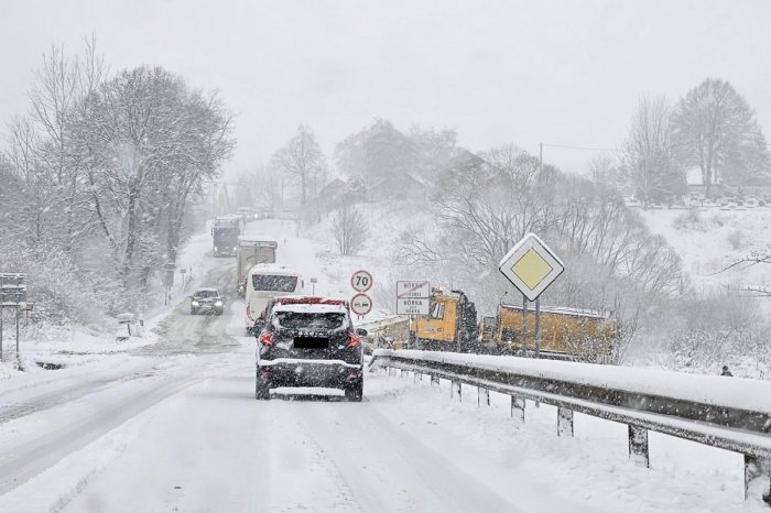 Ilustračný obrázok k článku PRVÝ sneh pod Tatrami hneď skomplikoval situáciu: Cesty blokujú najmä kamióny
