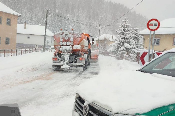 Ilustračný obrázok k článku Silné SNEŽENIE spôsobuje KOMPLIKÁCIE: Na viacerých cestách platia OBMEDZENIA!
