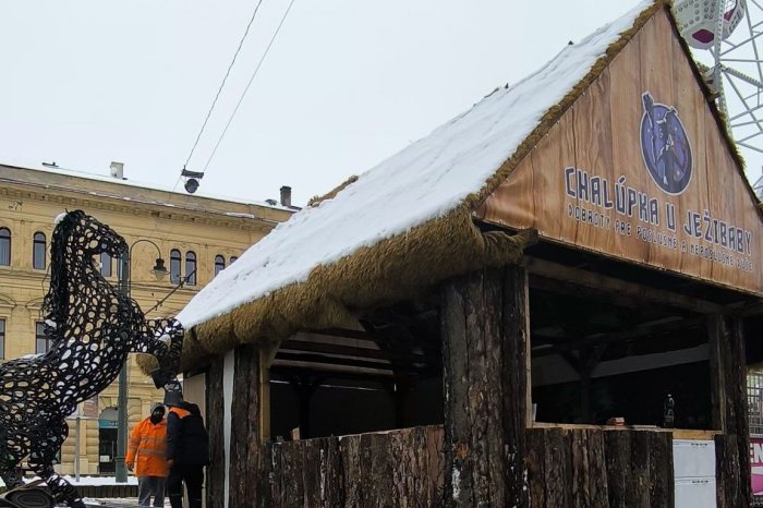 Ilustračný obrázok k článku Je to tu: V utorok odštartujú vianočné trhy, NOVINKOU je drevená chalúpka u Ježibaby
