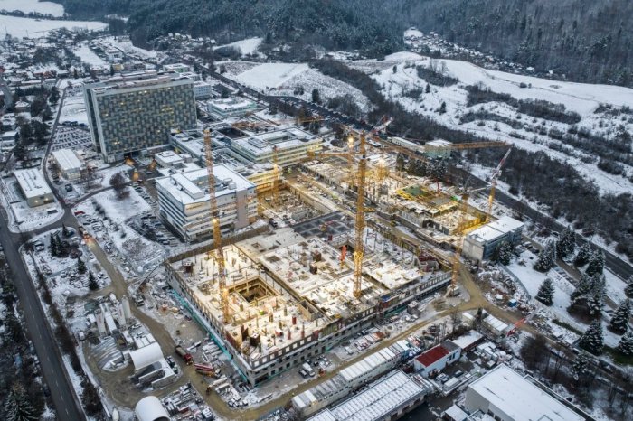 Ilustračný obrázok k článku ÚCHVATNÝ pohľad z výšky: Stavenisko NOVEJ nemocnice prikryl sneh, FOTO