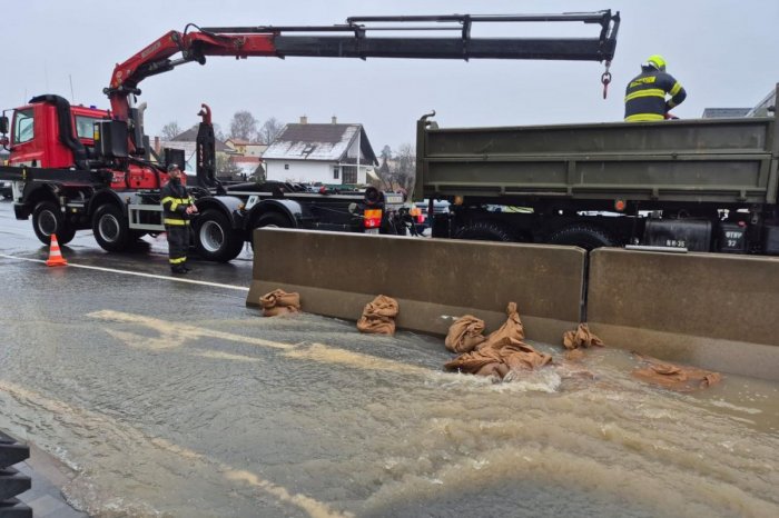 Ilustračný obrázok k článku Hron sa VYLIAL na ďalšom mieste! Cesta je ZATOPENÁ, museli ju UZAVRIEŤ